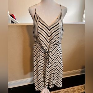 Women’s Black and White Tie front summer dress NWOT